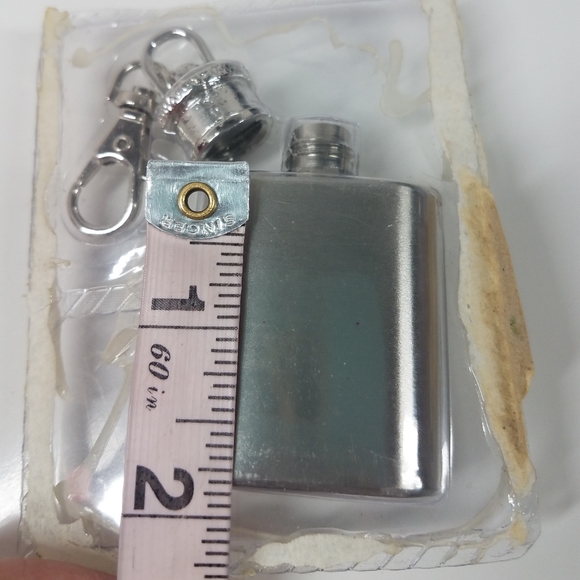 1oz Stainless Steel Keychain Liquor Flask - Picture 5 of 6